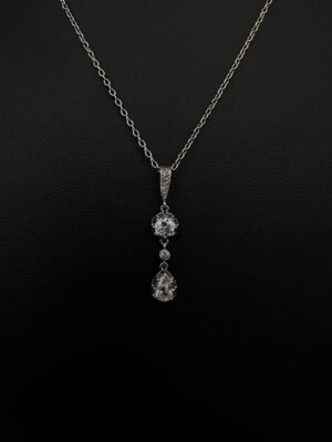 Chaine et son pendentif diamants