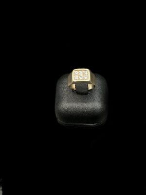 Chevalière en or jaune pavée de diamants