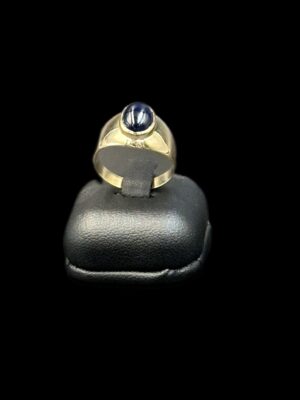 Bague jonc en or jaune 18 ct sertie d'un cabochon saphir