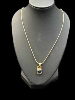Pendentif en or jaune 18 ct serti d’un cabochon saphir