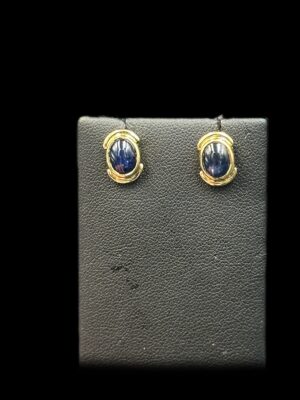 Boucles d’oreilles en or jaune 18 ct serties de cabochons saphirs