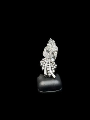 Broche art déco en or gris pavée de diamants