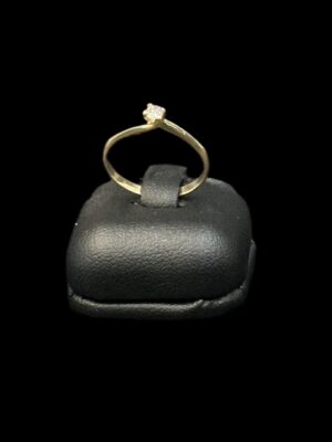 Solitaire or jaune serti d'un diamant