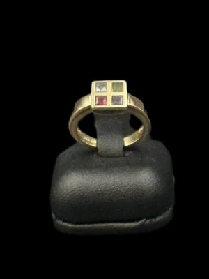 Bague or jaune sertie de péridot saphir aigue marine et tourmaline carré
