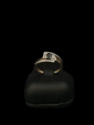 Bague bicolore or jaune et gris 18 ct saphir ovale et deux diamants 8×8