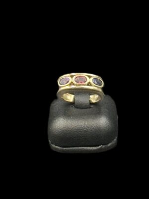 Bague or jaune 18 ct  sertie d’un saphir d’un grenat et d’une améthyste ovale