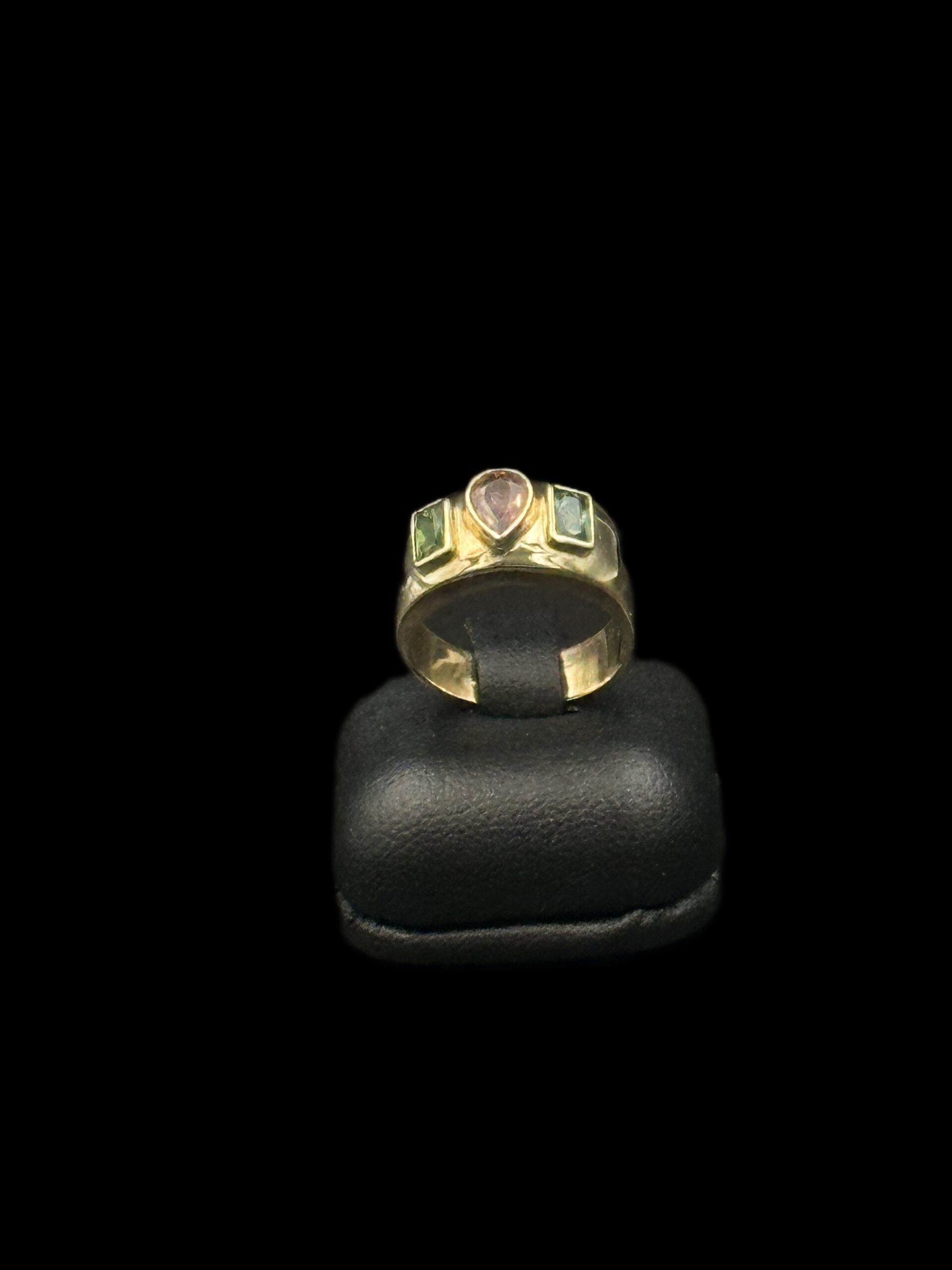 Bague or jaune 18 ct sertie d’une tourmaline poire d’un péridot et d’une aigue-marine