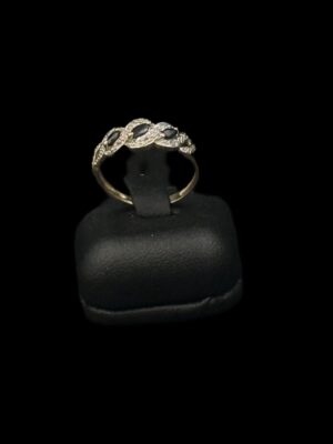 Bague en or jaune 18 ct sertie de trois saphirs navette