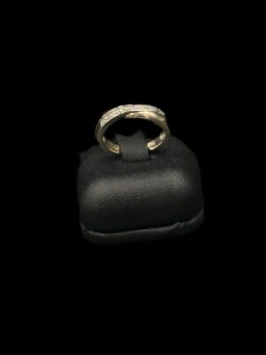 Bague en or jaune 18 ct sertie de sept diamants 8×8