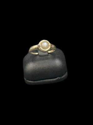 Bague or jaune 18 ct sertie au centre d’une perle de culture entourée de deux rubis