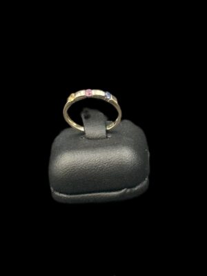 Bague en or jaune 18 ct sertie d’un saphir bleu rose et jaune
