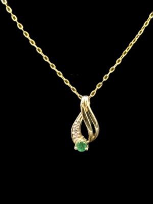 Pendentif en or jaune 18 ct serti d'une émeraude ronde et de deux diamants