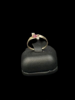 Bague en or jaune 18 ct sertie d’un rubis navette et de deux oxydes de zirconium
