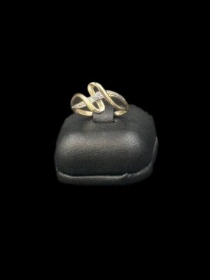 Bague en or jaune et gris 18 ct sertie d’un diamant 8×8