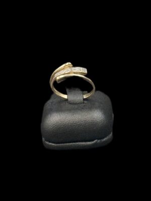 Bague en or jaune et gris 18 ct sertie de quatre diamants 8×8