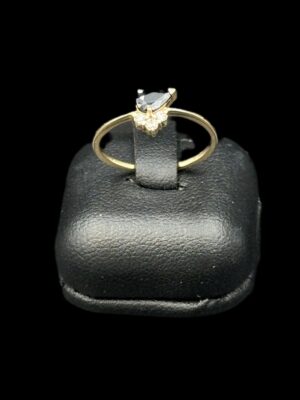 Bague en or jaune 18 ct sertie d’un saphir poire et de deux diamants