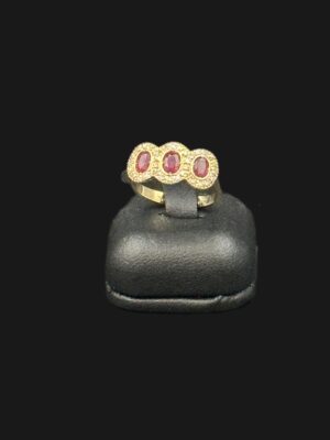 Bague en or jaune 18 ct sertie de rubis et diamants