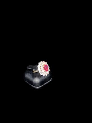 Bague or jaune centre rubis entourage diamants